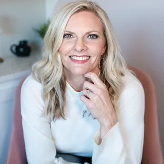 Mandi Dixon, (peri)menopause practitioner
